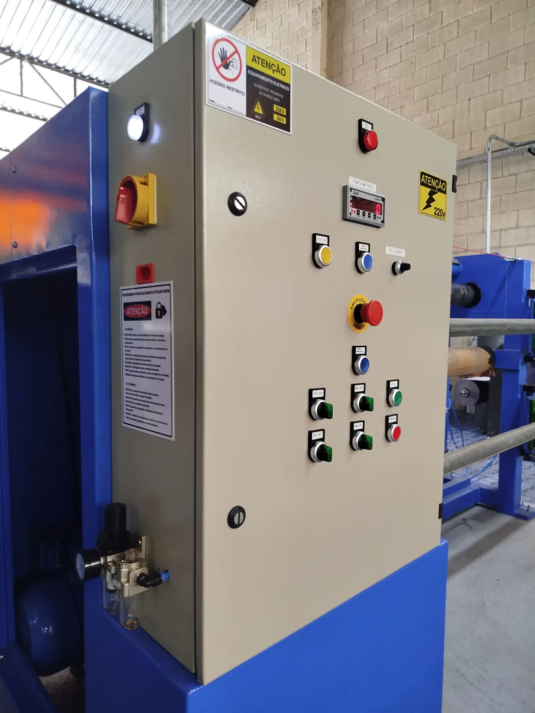 Painel de comando em máquina industrial