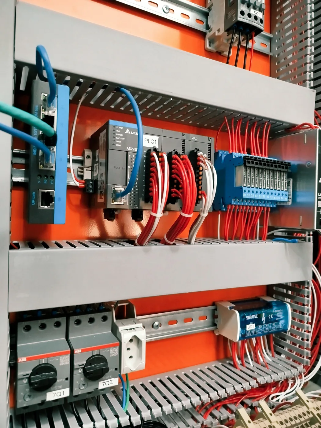 Montagem de CLP com I/O e disjuntores-motor