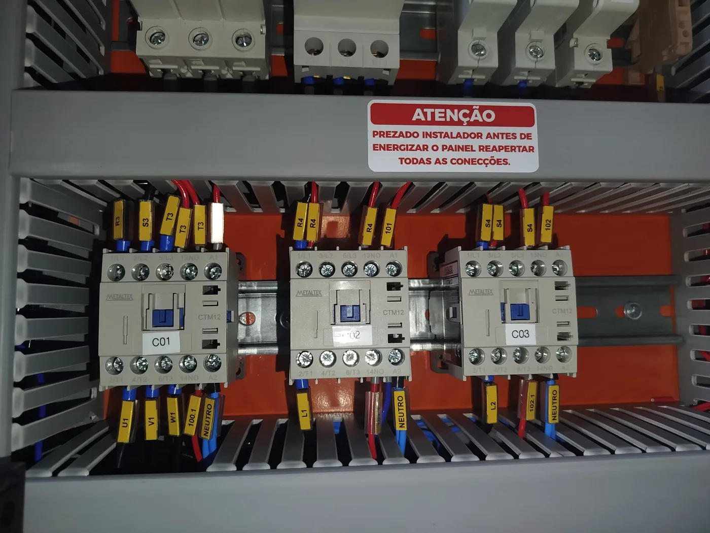 Contatores e proteções com identificação completa