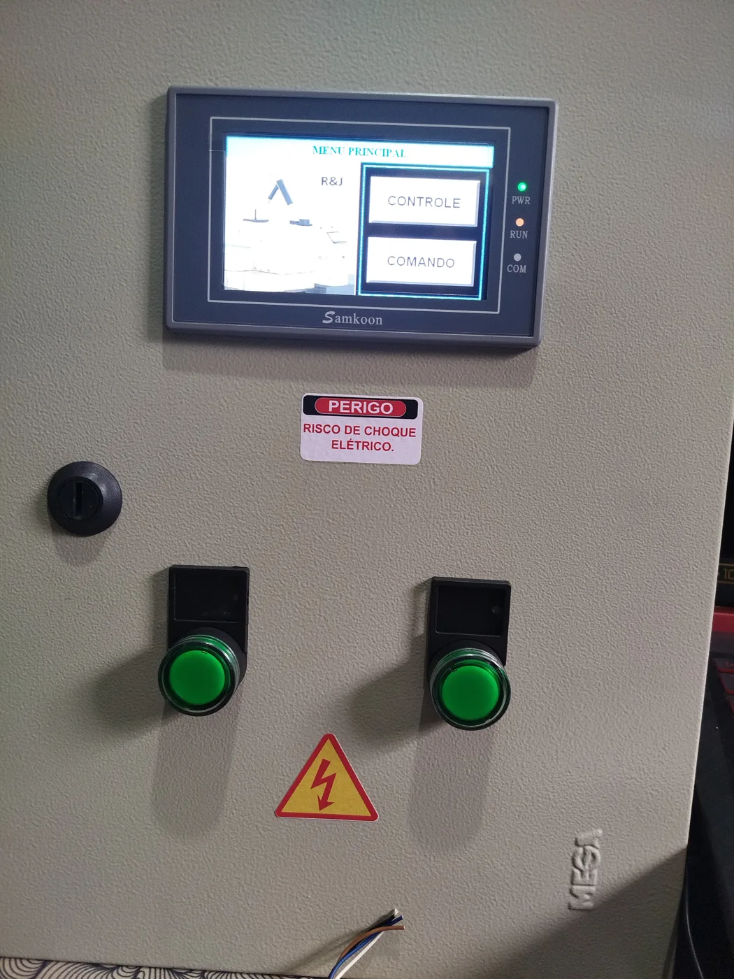 Painel com IHM touch de controle e comando