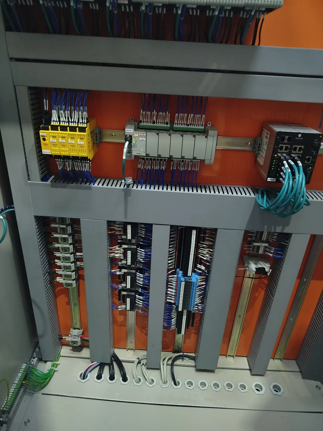 CLP modular com rede Ethernet industrial